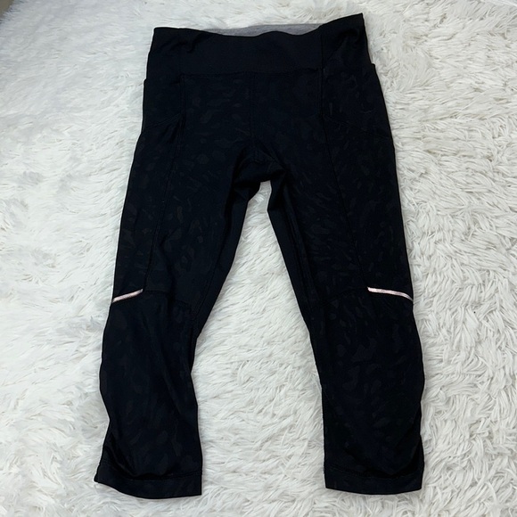 Lululemon Stash It Crop Animal Swirl Embossed Black / Black - Picture 1 of 7